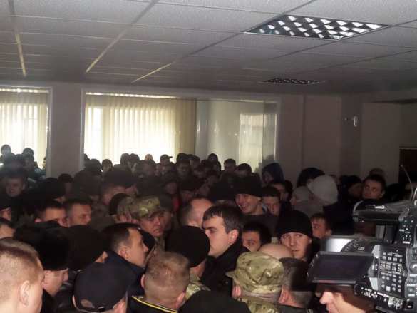 «Повторение пройденного» — в г. Кривой Рог захвачен горсовет, возле него строятся баррикады из покрышек (ФОТО, ВИДЕО) | Русская весна