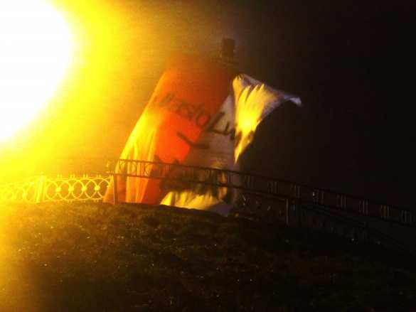 Во Львове ночью неизвестные вывесили и заминировали флаг Польши (фото) | Русская весна