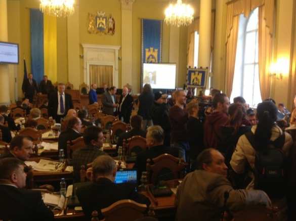 Во Львове перевозчики блокировали работу горсовета, обвиняя мэра в коррупции (фото) | Русская весна