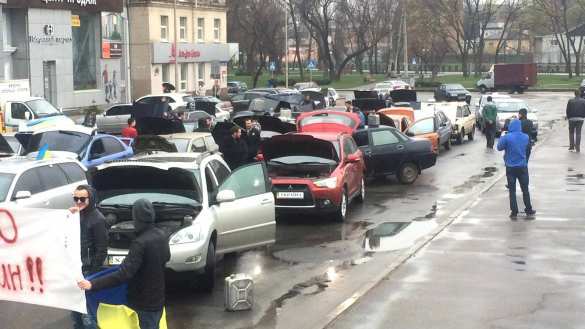  «Порошенко! Верни нам бензин!» — более 60 автомобилистов перекрыли центральную площадь Харькова (ФОТО) | Русская весна