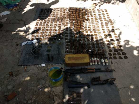 В ЛНР у местного жителя изъят арсенал с оружием и наркотики (ФОТО) | Русская весна