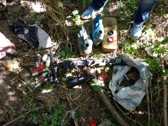 В ЛНР у местного жителя изъят арсенал с оружием и наркотики (ФОТО) | Русская весна