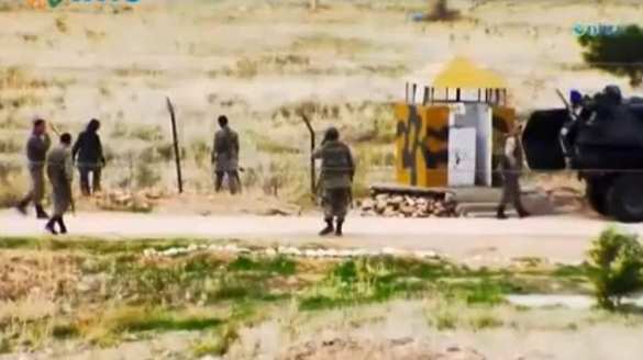 Боевики ИГИЛ непринужденно болтают с турецкими пограничниками, гуляя вдоль границы (ФОТО, ВИДЕО) | Русская весна