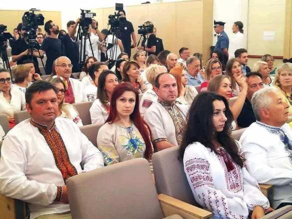 Сборище вышиваночных дикарей у здания суда в Италии (ФОТО, ВИДЕО) | Русская весна