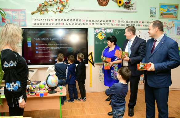 Зрада: в Ивано-Франковске школьникам «подсунули» доски с русским языком (ФОТО) | Русская весна