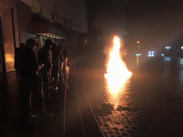 Ивано-Франковск поддержал «блокадный майдан» — ночью под администрацией палили шины (ФОТО) | Русская весна