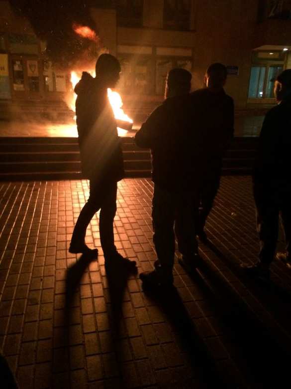 Ивано-Франковск поддержал «блокадный майдан» — ночью под администрацией палили шины (ФОТО) | Русская весна