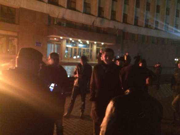 Ивано-Франковск поддержал «блокадный майдан» — ночью под администрацией палили шины (ФОТО) | Русская весна