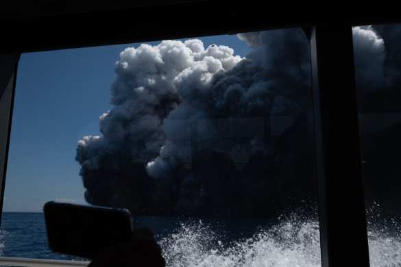 Извержение вулкана убило туристов на «марсианском острове» (ФОТО, ВИДЕО) | Русская весна