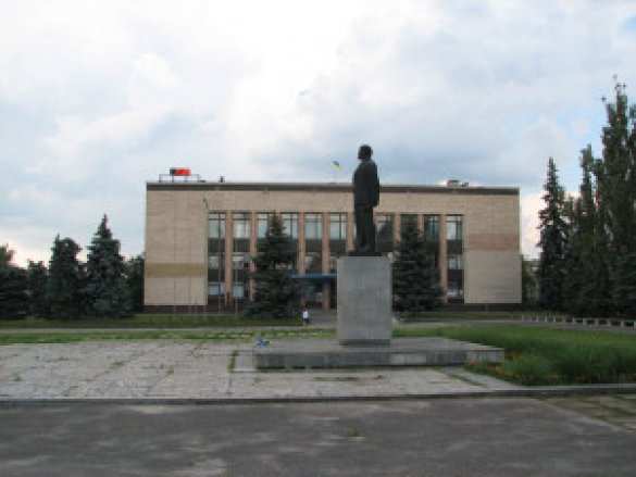 В городе Изюме Харьковской области снесли памятник Ленину, уголовное дело не заведено (фото) | Русская весна