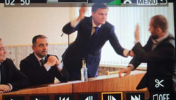 Украинский мир: Нардеп избил депутата горсовета палкой колбасы (ФОТО, +ВИДЕО) | Русская весна