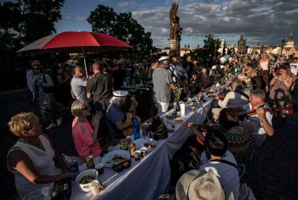 Пир во время чумы: жители одной из европейских столиц «попрощались» с COVID-19 (ФОТО) | Русская весна