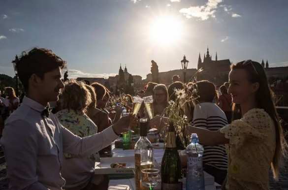 Пир во время чумы: жители одной из европейских столиц «попрощались» с COVID-19 (ФОТО) | Русская весна