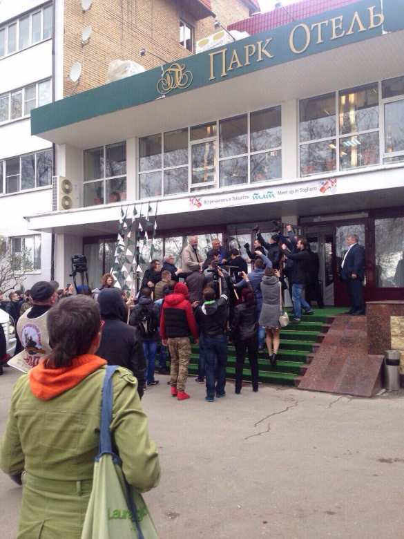 Касьянову подарили грабли в Тольятти (ФОТО) | Русская весна