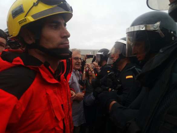 Пожарные Каталонии выступили в защиту участников референдума против испанских силовиков (ФОТО, ВИДЕО) | Русская весна