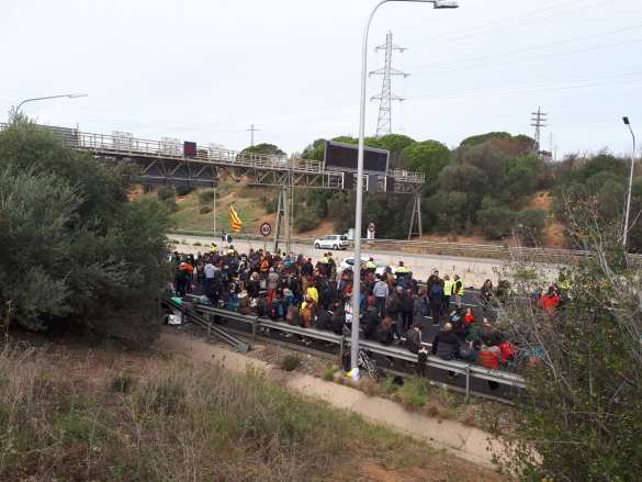 В Каталонии начались массовые акции протеста: перекрыты дороги и ж/д пути (ФОТО, ВИДЕО) | Русская весна