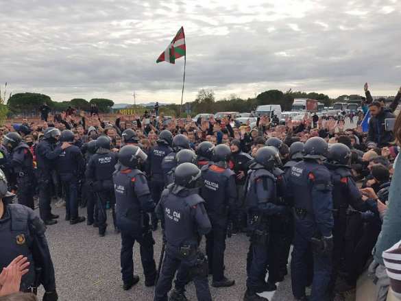 В Каталонии начались массовые акции протеста: перекрыты дороги и ж/д пути (ФОТО, ВИДЕО) | Русская весна