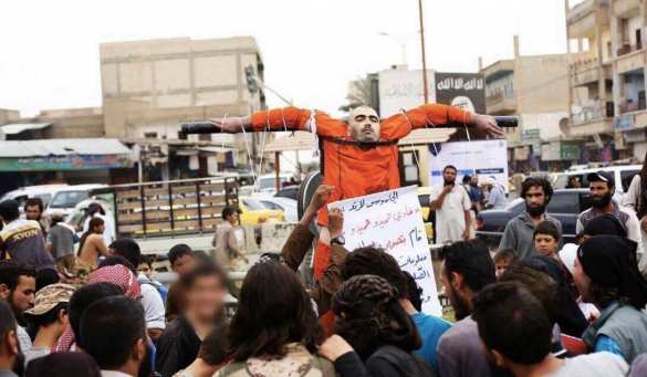 Распять и убить ножом в сердце... — ИГИЛ обнародовало кадры зверских казней в Ракке (ФОТО 18+) | Русская весна