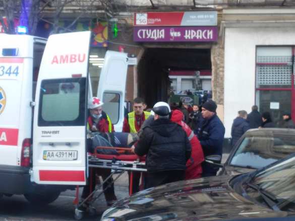 В доме в центре Киева рухнули перекрытия этажей, под завалами люди (ФОТО) | Русская весна