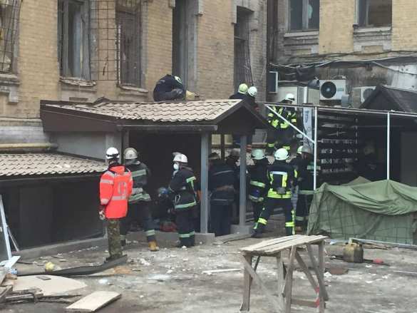В доме в центре Киева рухнули перекрытия этажей, под завалами люди (ФОТО) | Русская весна