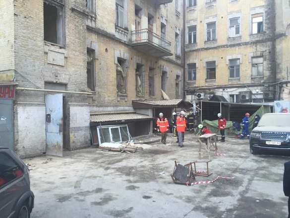 В доме в центре Киева рухнули перекрытия этажей, под завалами люди (ФОТО) | Русская весна