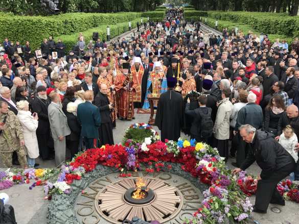 Дымовые шашки и яйца из окон: «Бессмертный полк» идет по Киеву (+ВИДЕО, ФОТО) | Русская весна