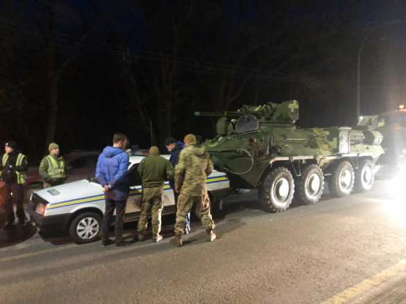 Без тормозов: БТР ВСУ врезался в автомобиль военной инспекции (ФОТО, ВИДЕО) | Русская весна