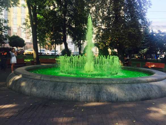 В Киеве вандалы сыплют краску в реки и фонтаны (ФОТО, ВИДЕО) | Русская весна