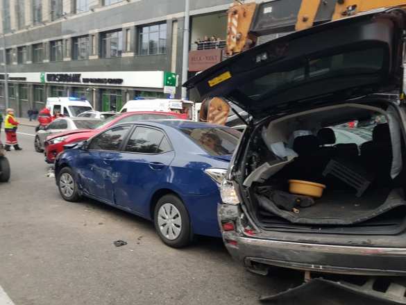 В центре Киева кран без тормозов снёс 20 автомобилей — впечатляющие кадры (ФОТО, ВИДЕО) | Русская весна