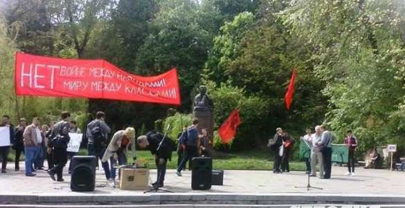 Первомай в Киеве: красные флаги, 40 демонстрантов и два автобуса полиции (ФОТО) | Русская весна