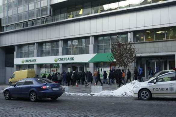В Киеве боевики «Азова» с автоматами блокируют офисы российских банков (ФОТО, ВИДЕО) | Русская весна