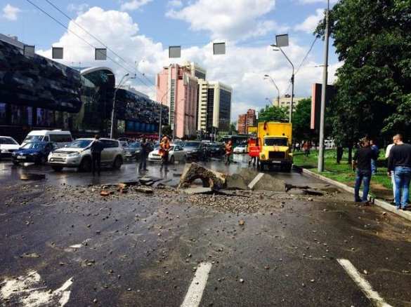 Будни «европейской столицы»: В Киеве сорванный напором воды канализационный люк повредил маршрутку и три автомобиля (ФОТО) | Русская весна