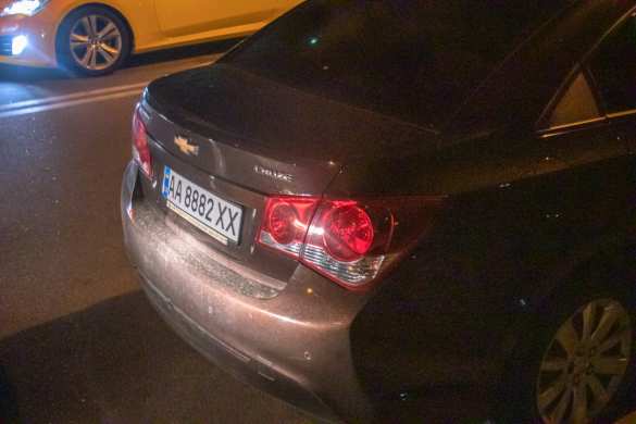 В Киеве пьяный прокурор попытался скрыться от полиции в кустах (ФОТО, ВИДЕО) | Русская весна