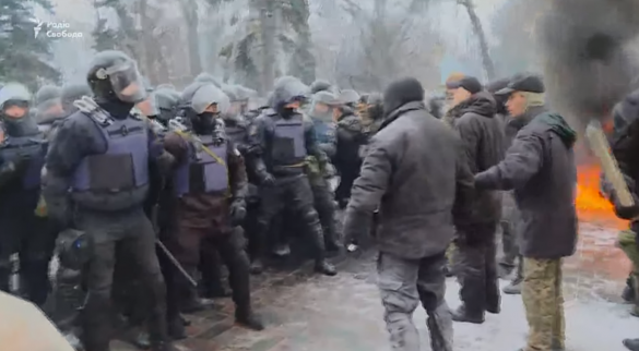 На Украине принимают закон «о реинтеграции Донбасса», под Радой начались столкновения, горят шины (ФОТО, ВИДЕО) | Русская весна