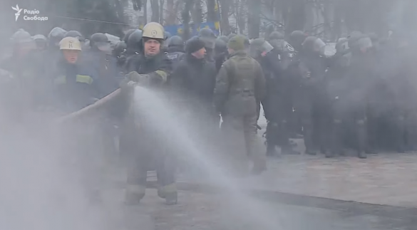 На Украине принимают закон «о реинтеграции Донбасса», под Радой начались столкновения, горят шины (ФОТО, ВИДЕО) | Русская весна