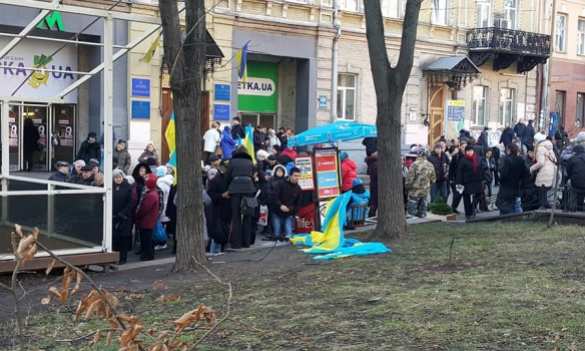 В центре Киева к отделению «Сбербанка» несут шины (ФОТО) | Русская весна