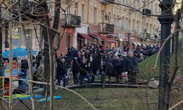В центре Киева к отделению «Сбербанка» несут шины (ФОТО) | Русская весна