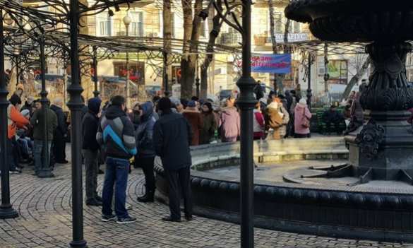В центре Киева к отделению «Сбербанка» несут шины (ФОТО) | Русская весна