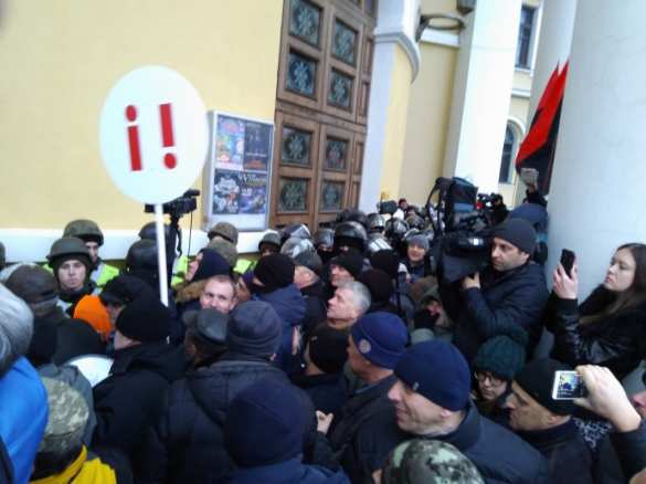 Сторонники Саакашвили штурмуют Октябрьский дворец в Киеве — ПРЯМАЯ ТРАНСЛЯЦИЯ — Смотрите и комментируйте с РВ  | Русская весна