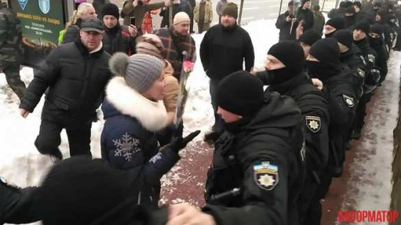 Помешать Порошенко: в центре Киева сторонники Саакашвили прорвались через кордон полиции (ФОТО, ВИДЕО) | Русская весна