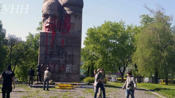 В Киеве экстремисты не смогли снести памятник чекистам и раскрасили его краской (ФОТО, ВИДЕО) | Русская весна