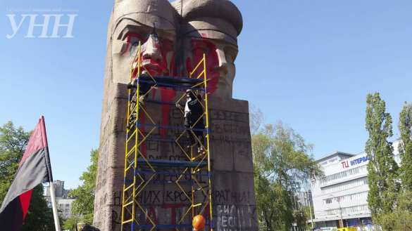 В Киеве экстремисты не смогли снести памятник чекистам и раскрасили его краской (ФОТО, ВИДЕО) | Русская весна