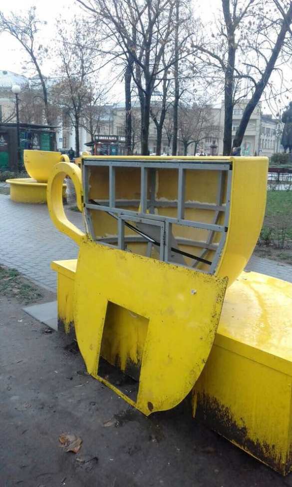 Типичная Украина: в Киеве разворотили все скамейки с бесплатным Wi-Fi (ФОТО) | Русская весна
