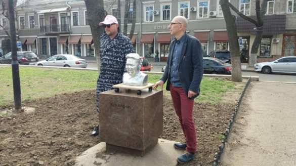 В Одессе появились памятники Ким Чен Ыну и Трампу (ФОТО, ВИДЕО) | Русская весна