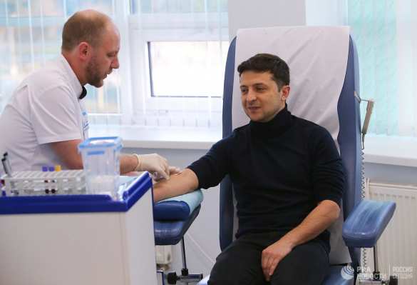 Кровь у Зеленского брал актёр «Сватов» и повар-любитель (ФОТО, ВИДЕО) | Русская весна