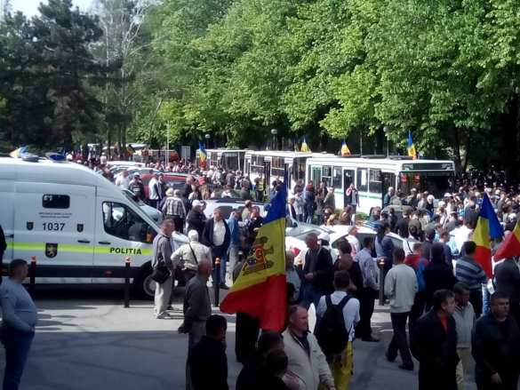 В Кишиневе протестующие окружили Дом Правительства, прорвав полицейский кордон, — источник «Русской Весны» (+ФОТО) | Русская весна