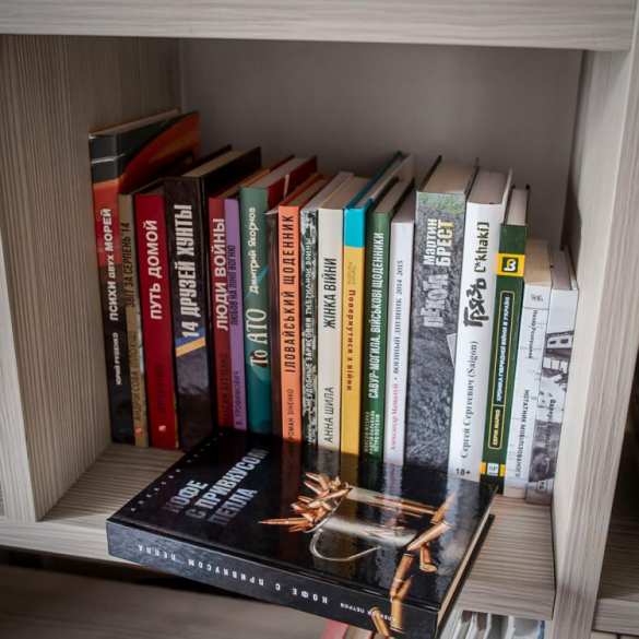 «З присмаком попелу»: Порошенко показал свою любимую книгу (ФОТО) | Русская весна