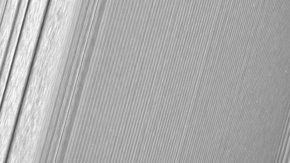 С «Кассини» получены детальные снимки колец Сатурна с «пропеллерами» (ФОТО) | Русская весна