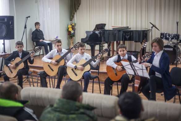 Народная милиция ДНР организовала новогодний концерт для одаренных детей (ФОТОРЕПОРТАЖ) | Русская весна