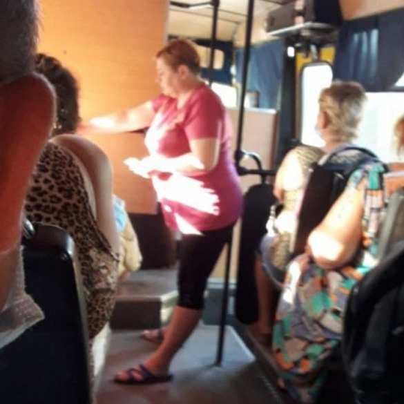 Как вы достали: отважная женщина в Мариуполе высказалась в лицо «всушникам» (ФОТО) | Русская весна